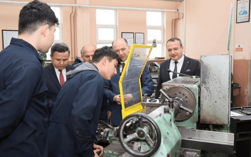 Vali Serdengeçti'den 125. Yıl Mesleki ve Teknik Anadolu Lisesine Övgü: “Üretimde Eğitim, Eğitimde Üretim”
