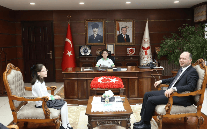 Vali Serdengeçti, 23 Nisan’da Minik Misafirlerini Makamında Ağırladı